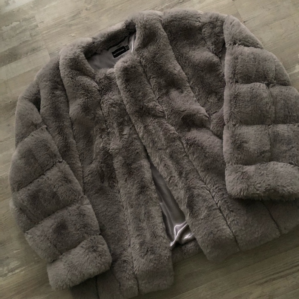 PrettyLittleThing Gray Faux fur Coat Sz 6